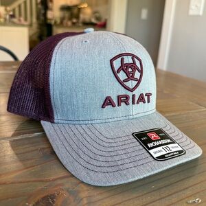 Ariat Mens Richardson 112 Adjustable Snapback Trucker Hat (Grey/Burgundy)